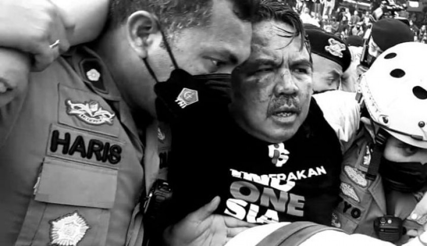 Demo Mahasiswa Ricuh, Ade Armando Babak Belur Dikeroyok Massa