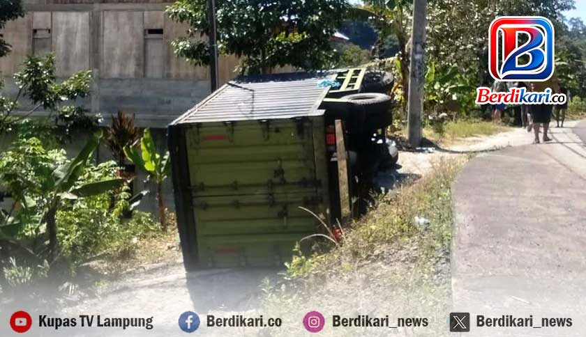 Mobil Box Terguling di Batu Brak Lampung Barat
