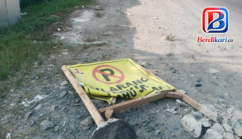 Plang Larangan Parkir Rusak Ditabrak, Truk Masih Kuasai Bahu Jalinsum Lampung