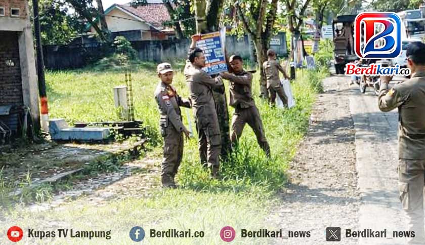 Puluhan Banner di Kota Metro Dipaku di Pohon