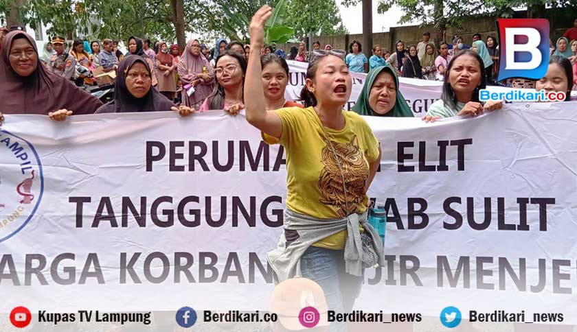 Puluhan Emak Terdampak Banjir Demonstrasi di Kantor Perumahan Citra Garden Tuntut Ganti Rugi