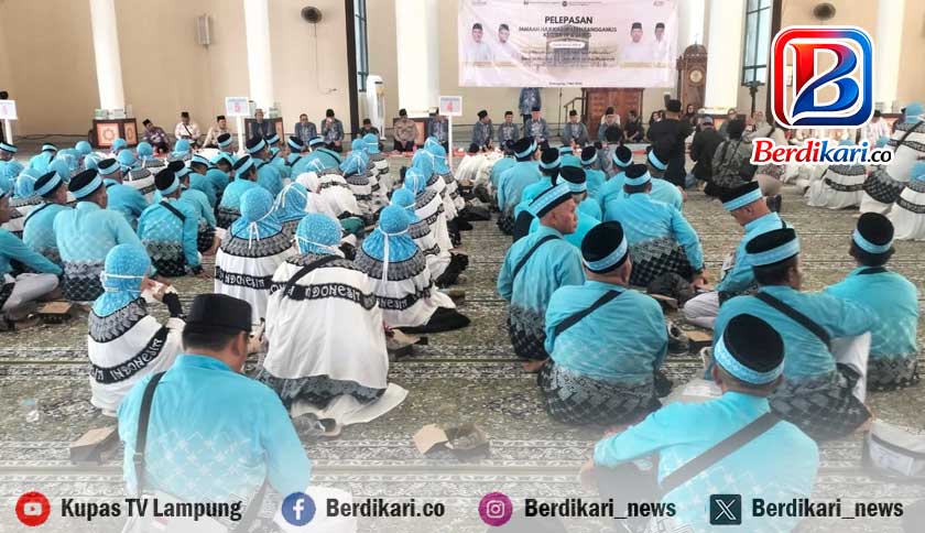 Tangis dan Pelukan Warnai Keberangkatan 249 Jamaah Haji Tanggamus ke Tanah Suci