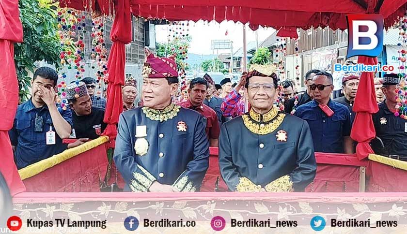 Tiba di Lampung Barat, Cawapres Mahfud MD Diarak Pakai Adat Awan Gemisir