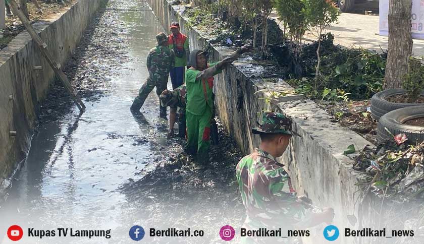 TNI Bersama Masyarakat Gotong Royong Bersihkan Saluran Air di Sukarame Bandar Lampung