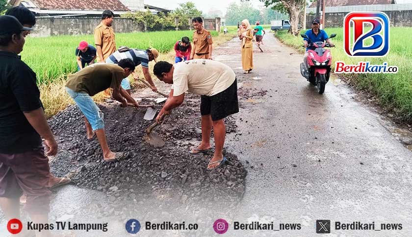 Warga Gotong Royong Timbun Jalan Rusak di Metro Barat