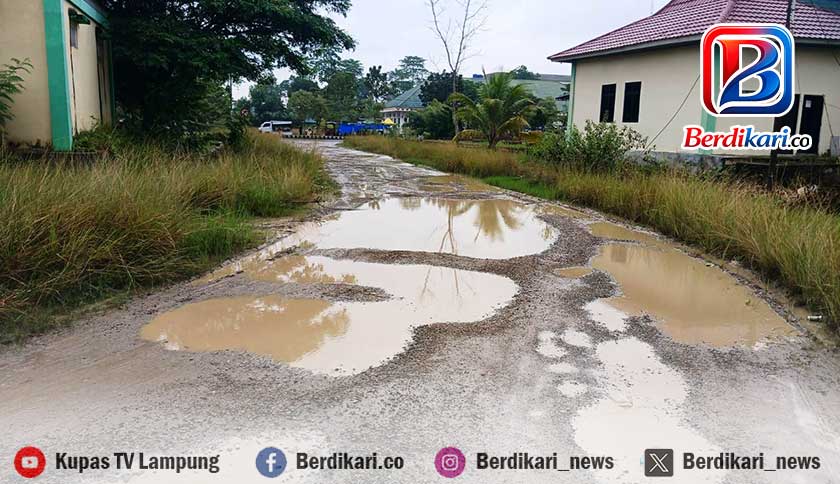 Warga Keluhkan Jalan Berlumpur Penuh Kubangan di Komplek Pemkab Pringsewu