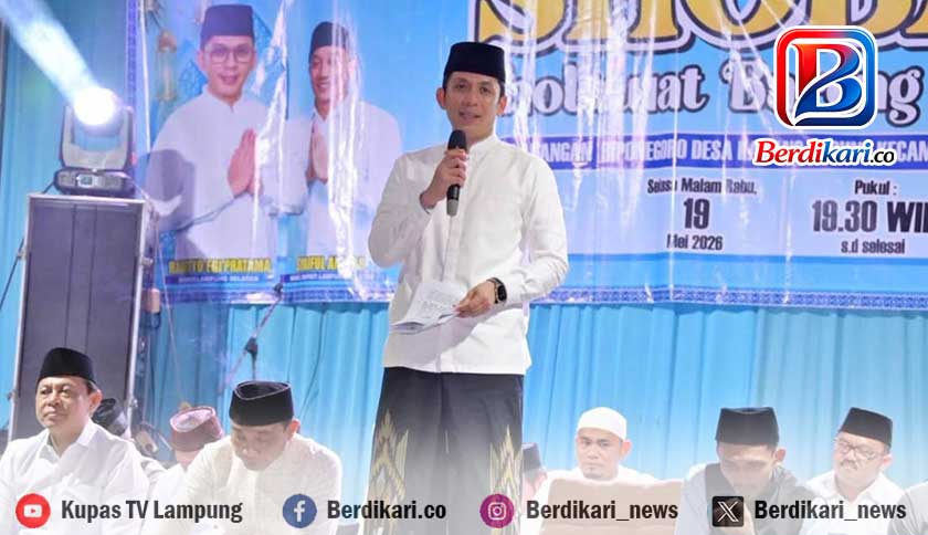 Dua Warga Way Sulan Dapat Hadiah Umrah dari Bupati Egi Saat Sholawat Bersama