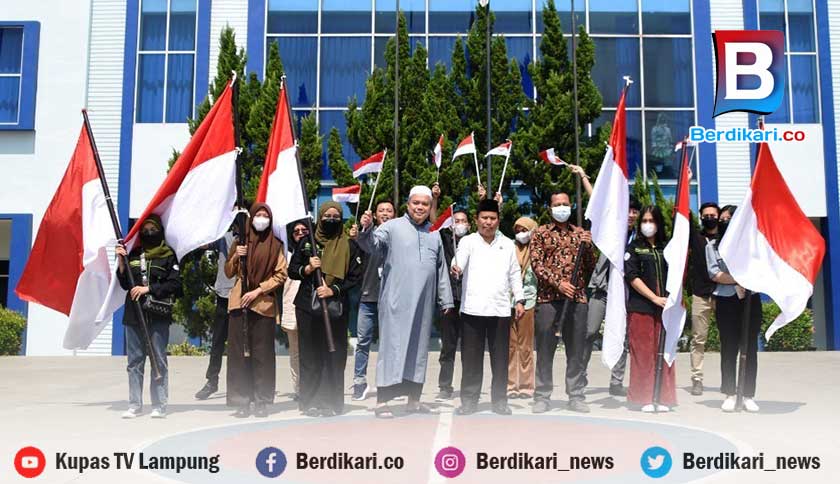 HUT RI ke-77, Kampus The Best IIB Darmajaya Bagikan 1.500 Bendera Merah Putih