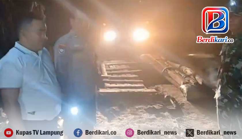 Jembatan di Pekon Sirna Galih Tanggamus Putus Diterjang Banjir, Aparat dan Warga Bangun Akses Darurat