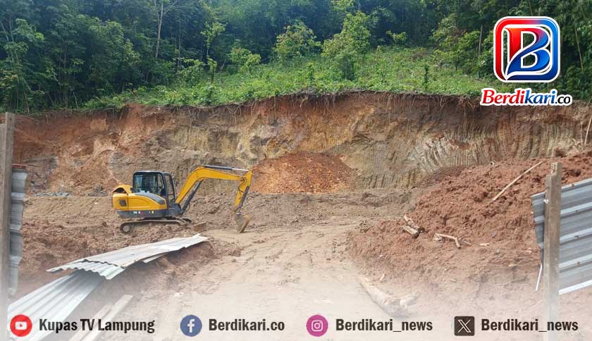Lumpur Galian Tanah Meluber ke Jalan, Warga Panjerejo Pringsewu Khawatir Picu Kecelakaan