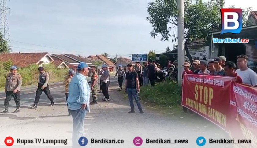 Ratusan Pemuda di Way Kanan Paksa Truk Batu Bara Putar Balik