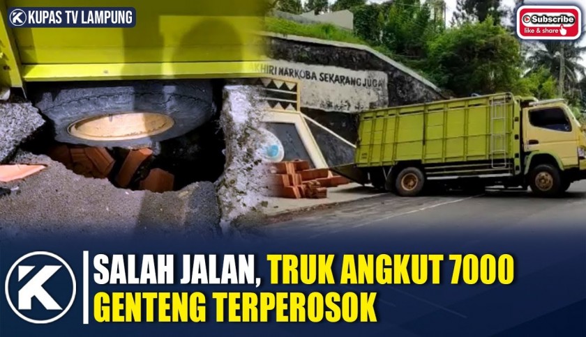 Truk Muat 7000 Genteng Terperosok di Drainase Depan Polda Lampung