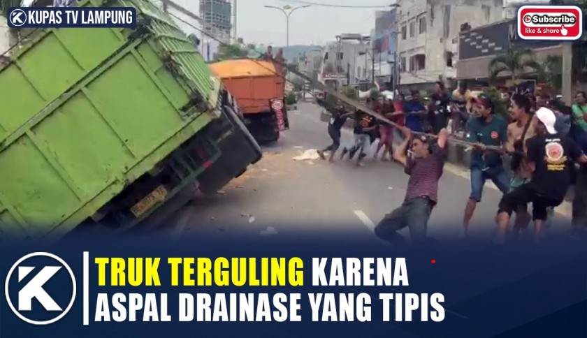 Truk Muatan 10 Ton Jagung Terguling