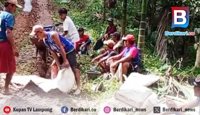 Warga Waytuba Tanggamus Gotong Royong Perbaiki Jalan Rusak